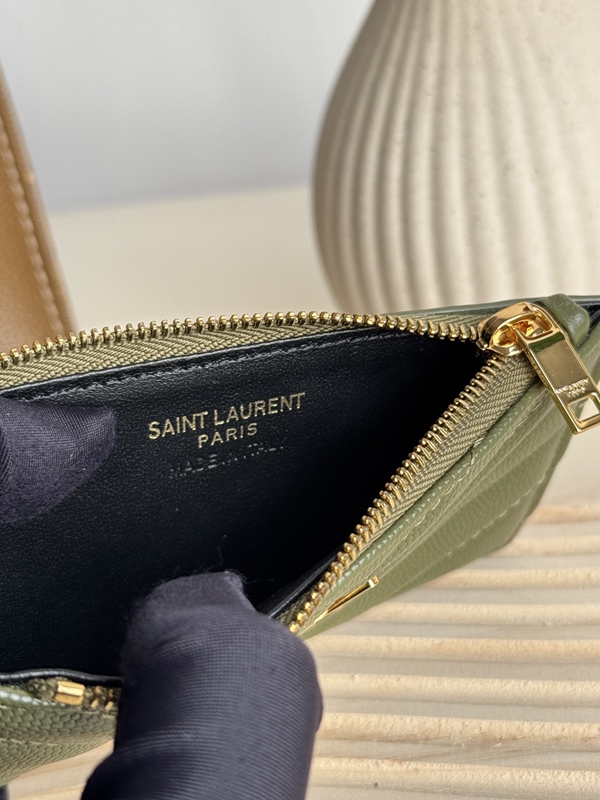 イヴサンローラン財布着用イメージ